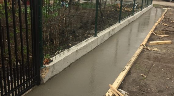 Изграждане на бетонни площадки, тротоари, огради и други