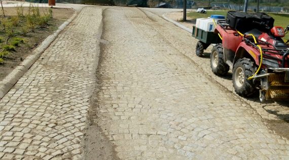 Машинно почистване на паркинги, алеи и други терени с твърда настилка